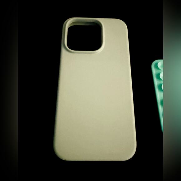 elago sage green silicone liquid w Octobuddy Suction cup mount iphone 15 pro - Picture 3 of 10